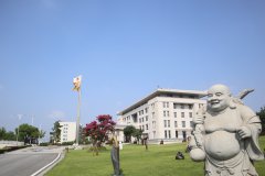 走进汗青，感触名人魅力|品尝名人雕塑的怪异韵味